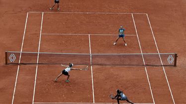epa09996975 Coco Gauff and Jessica Pegula (front R-L) of the USA play Caroline Garcia and Kristina Mladenovic of France (back R-L) in their Womens’ Doubles final match during the French Open tennis tournament at Roland ​Garros in Paris, France, 05 June 2022.  EPA/CHRISTOPHE PETIT TESSON