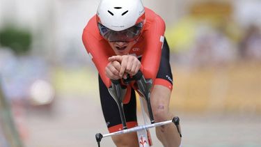 Groupama - FDJ team's Swiss rider Stefan Kung cycles past the finish line of the 7th stage of the 111th edition of the Tour de France cycling race, 25,3 km individual time trial between Nuits-Saint-Georges and Gevrey-Chambertin, on July 5, 2024. 
Thomas SAMSON / AFP