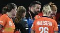 Dutch coach Henrik Signell talks to Netherlands' pivot #19 Merel Freriks (L) and Netherlands' right winger #26 Antje Angela Malestein (R) during the European Women's EHF EURO 2024 Handball Championship Group II main round match between Denmark and the Netherlands in Vienna, Austria, on December 11, 2024.  
Joe Klamar / AFP