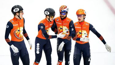 TILBURG - Teun Boer (NED), Jens van 't Wout (NED), Sjinkie Knegt (NED) en Daan Kos (NED) na afloop van de finale van de 5000m relay, op de laatste dag van de Odido Cup World Tour. In het IJssportcentrum vindt de vijfde wereldbekerwedstrijd shorttrack van dit seizoen plaats. ANP SEM VAN DER WAL