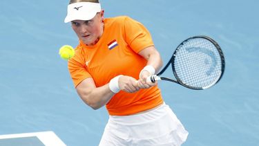 epa12632673 Suzan Lamens of Team Netherlands in action against against Iga Swiatek of team Poland during their Group F singles match on day six of the 2026 United Cup at Ken Rosewall Arena in Sydney, Australia, 07 January 2026.  EPA/MARK EVANS AUSTRALIA AND NEW ZEALAND OUT