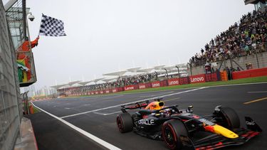 epa11289742 Red Bull Racing driver Max Verstappen of the Netherlands crosses the finish line during the Qualifying for the Formula One Chinese Grand Prix, in Shanghai, China, 20 April 2024. The 2024 Formula 1 Chinese Grand Prix is held at the Shanghai International Circuit racetrack on 21 April after a five-year hiatus.  EPA/ANDRES MARTINEZ CASARES / POOL / POOL