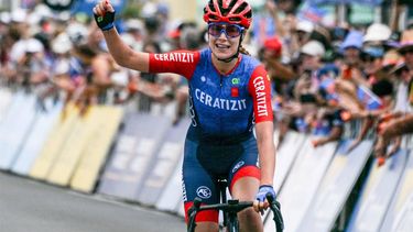 Ceratizit Pro Cycling team rider Daniek Hengeveld from the Netherlands celebrates winning the women's first stage of the Tour Down Under cycling race in Adelaide on January 17, 2025. 
Brenton Edwards / AFP