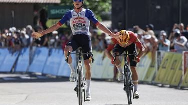 Red Bull - Bora - Hansgrohe's Belgian rider Maxim Van Gils celebrates as he cycles across the finish line to win ahead of Uno-X Mobility's Norwegian rider Tobias Johannessen (R) during the 6th stage of the Tour Auvergne-Rhone-Alpes cycling race (formerly known as the Criterium du Dauphine), 182,3km between Saint-Vulbas and Crest-Voland in the French Alps on June 12, 2026. 
Anne-Christine POUJOULAT / AFP