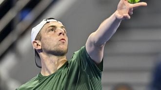 epa11908496 Tallon Griekspoor of the Netherlands in action against Matteo Berrettini of Italy during their round of 16 match at the ATP Qatar Open tennis tournament in Doha, Qatar, 19 February 2025.  EPA/NOUSHAD THEKKAYIL