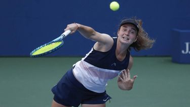 2022-08-29 21:26:20 Daria Snigur of Ukraine returns a hit to Simona Halep of Romania during their 2022 US Open Tennis tournament women's singles first round match at the USTA Billie Jean King National Tennis Center in New York, on August 29, 2022. 
KENA BETANCUR / AFP