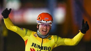 WINTERSWIJK - Harm Visser wint in het herenpeloton de eerste marathon op Nederlands natuurijs bij de Winterwijkse IJsvereniging. Het was voor het eerst dat Winterswijk de natuurijsprimeur heeft. ANP VINCENT JANNINK