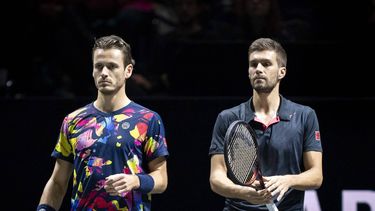 ROTTERDAM - Wesley Koolhof (NED) en Nikola Mektic (CRO) in actie tegen Robin Haase en Botic van de Zandschulp op de laatste dag van het tennistoernooi ABN AMRO Open in Ahoy. ANP SANDER KONING