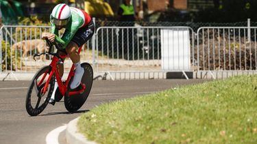 epa12369447 Italian cyclist Filippo Ganna, of Ineos Grenadiers team, competes in men's individual time trial stage in Valladolid, northern Spain, 11 September 2025.  EPA/JAVIER LIZON