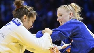 Czechia's Tereza Bodnarova (white) competes against Netherlands' Naomi Van Krevel in the women's under 52 kg round of 64 at the World Judo Championships in Baku on October 5, 2026. 
Alexander NEMENOV / AFP
