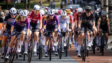 EDE - Sfeerbeeld van het peloton met ondermeer Lorena Wiebes (m) onderweg tijdens de Nederlandse kampioenschappen wielrennen bij de vrouwen op de weg. ANP VINCENT JANNINK