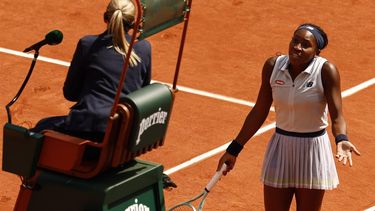 epa11393435 Coco Gauff of the USA argues with the umpire during her Women's Singles semi final match against Iga Swiatek of Poland during the French Open Grand Slam tennis tournament at Roland Garros in Paris, France, 06 June 2024.  EPA/MOHAMMED BADRA