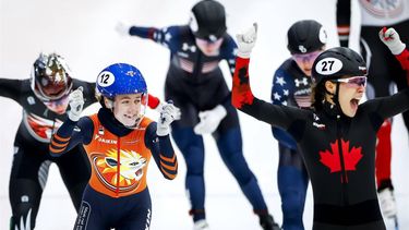 TILBURG -  Michelle Velzeboer (NED) en Florence Brunelle (CAN) in actie tijdens de finale van de 500 meter, op de laatste dag van de Odido Cup World Tour. In het IJssportcentrum vindt de vijfde wereldbekerwedstrijd shorttrack van dit seizoen plaats. ANP SEM VAN DER WAL