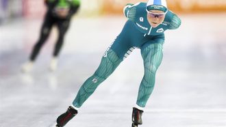 HEERENVEEN - Marijke Groenewoud neemt voorsprong op Antoinette Rijpma-de Jong tijdens de 3000 meter op de tweede dag van het World Cup kwalificatietoernooi schaatsen in Thialf. ANP VINCENT JANNINK
