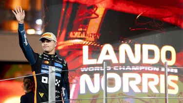 ABU DHABI - Lando Norris (McLaren) viert zijn derde plaats. en de wereldtitel, op het podium van het Yas Marina Circuit na afloop van de Abu Dhabi Grand Prix. ANP SANDER KONING