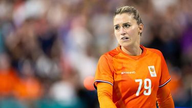 PARIJS - Estavana Polman in actie tegen Frankrijk. Nederland speelt de groepswedstrijd tegen gastland Frankrijk tijdens het olympisch handbaltoernooi. ANP IRIS VAN DEN BROEK