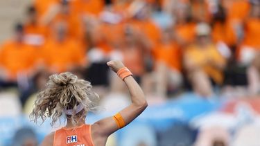 epa10813508 Netherlands' Yibbi Jansen celebrates after scoring the 2-0 during the women’s group stage match Netherlands vs Italy at the EuroHockey Championships 2023 in Moenchengladbach, Germany, 22 August 2023.  EPA/RONALD WITTEK