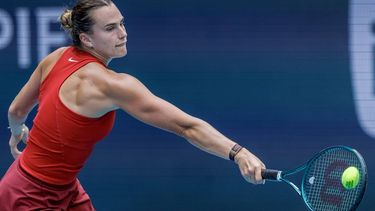 epa11985854 Aryna Sabalenka of Belarus in action against Danielle Collins of the US during their Women’s Singles round of 32 tennis match at the 2025 Miami Open tennis tournament, in Miami, Florida, USA, 24 March 2025.  EPA/CRISTOBAL HERRERA-ULASHKEVICH