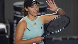 2023-11-05 01:28:30 US' Jessica Pegula greets the audience after defeating US' Coco Gauff during the women's singles semifinal match at the WTA Finals tennis championships in Cancun, Mexico on November 4, 2023.  
CLAUDIO CRUZ / AFP