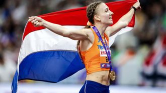 TOKIO - Femke Bol na de finale op het onderdeel 400 meter horden tijdens de WK atletiek in het Japan National Stadium. ANP ROBIN VAN LONKHUIJSEN