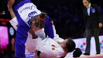 Mongolia's Enkhriilen Lkhagvatogoo (white) competes against Netherlands' Joanne Van Lieshout in the women's under 63 kg bronze medal bout at the World Judo Championships in Baku on October 7, 2026. 
Anne-Christine POUJOULAT / AFP