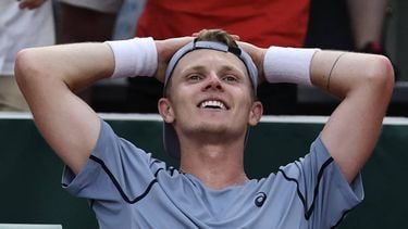 Netherlands' Jesper de Jong celebrates his victory over Karen Khachanov during their men's singles match on day 6 of the French Open tennis tournament at the Roland-Garros Complex in Paris on May 29, 2026. 
Anne-Christine POUJOULAT / AFP