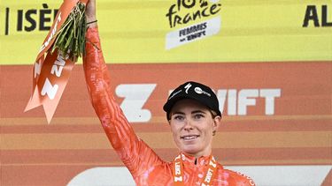 Team SD Worx - Protime's Dutch rider Demi Vollering celebrates on the podium after winning the 8th and last stage of the third edition of the Women's Tour de France cycling race, a 149.9 km between Le Grand Bornand and the Alpe d'Huez, in L'Alpe d'Huez, south-eastern France, on August 18, 2024. 
JULIEN DE ROSA / AFP