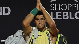 Spain's Carlos Alcaraz greets the public after abandoning the ATP 500 Rio Open tennis match against Brazil's Carlos Monteiro due to an injury, in Rio de Janeiro, Brazil on February 20, 2024. 
Pablo PORCIUNCULA / AFP
