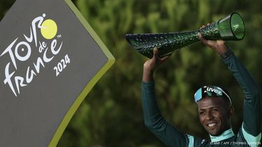 Intermarche - Wanty team's Eritrean rider Biniam Girmay celebrates on the podium with the best sprinter's green jersey after the 21st and final stage of the 111th edition of the Tour de France cycling race, a 33,7 km individual time-trial between Monaco and Nice, on July 21, 2024. 
Thomas SAMSON / AFP