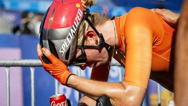 PARIJS - Wielrenner Lorena Wiebes na afloop van de wegrace wielrennen vrouwen op de Olympische Spelen. ANP ROBIN VAN LONKHUIJSEN