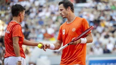 PARIJS - Tennissers Wesley Koolhof en Demi Schuurs in actie tegen Canada tijdens de wedstrijd gemend dubbel voor de bronzen medaille op de Olympische Spelen. ANP IRIS VAN DEN BROEK