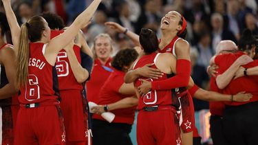 epa11545695 Players of USA celebrate winning the Women Gold Medal game between France and USA of the Basketball competitions in the Paris 2024 Olympic Games, at the South Paris Arena in Paris, France, 11 August 2024.  EPA/CAROLINE BREHMAN