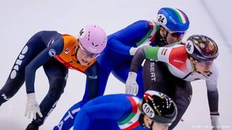 DRESDEN - Zoe Deltrap komt ten val tijdens de finale 1000 meter tijdens de eerste finaledag van de EK shorttrack. Schaatsers strijden in het Duitse Dresden om de titels in verschillende disciplines. ANP IRIS VAN DEN BROEK