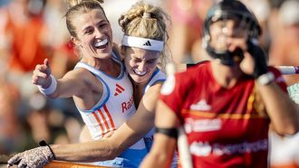 MONCHENGLADBACH - Xan de Waard van Nederland en doelmaker Yibbi Jansen van Nederland (R) vieren de 3-1 tijdens de halve finale tussen Nederland en Spanje op het EK Hockey in het HockeyPark stadion. ANP SEM VAN DER WAL