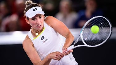 epa11121565 Elise Mertens of Belgium in action during her quarter final match against Anastasia Pavlyuchenkova of Russia at the WTA Upper Austria Ladies tennis tournament in Linz, Austria, 02 February 2024.  EPA/CHRISTIAN BRUNA