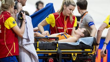 APELDOORN - Maureen Koster wordt behandeld aan een blessure tijdens de 3000 meter finale voor vrouwen op de vierde dag van het EK Indoor atletiek in Omnisport Apeldoorn. ANP ROBIN VAN LONKHUIJSEN