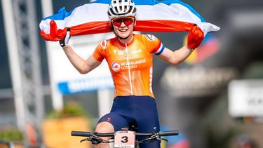 epa11577097 Puck Pieterse from the Netherlands, 1st, cross the finish line of the UCI Cross Country Women Elite, XCO, Mountain Bike World Championship, on Sunday, September 1, 2024, in Pal Arinsal, Andorra.  EPA/MAXIME SCHMID