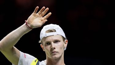 ROTTERDAM - Jesper de Jong in actie tegen Milos Raonic (CAN) op de eerste dag van het tennistoernooi ABN AMRO Open in Ahoy. ANP SANDER KONING