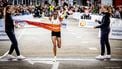 ZAANDAM - Winnaar Atleet Hellen Obiri uit Kenia bij de finish van de Dam tot Damloop op de burcht. Tienduizenden mensen doen mee op het parcours met een lengte van 10 mijl (16,1 km). ANP ROBIN UTRECHT