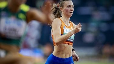 2023-08-21 19:15:45 BOEDAPEST - Femke Bol in actie op de 400 meter horden tijdens de derde dag van de wereldkampioenschappen atletiek. ANP ROBIN VAN LONKHUIJSEN