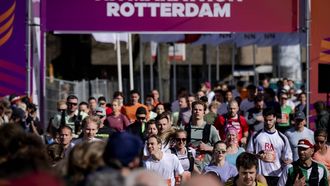 ROTTERDAM - Hardlopers tijdens de start van de 45e editie van de Marathon van Rotterdam. De wedstrijd geldt tevens als Nederlands kampioenschap. ROBIN VAN LONKHUIJSEN / ANP