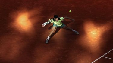 Spain's Carlos Alcaraz returns the ball to Germany's Jan-Lennard Struff during the 2024 ATP Tour Madrid Open tournament round of 16 tennis match at Caja Magica in Madrid on April 30, 2024. 
Thomas COEX / AFP