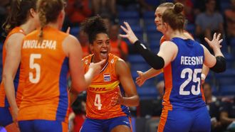 2023-08-17 21:16:36 epa10804741 Players of Netherlands celebrate winning the EuroVolley 2023 pool D volleyball match between Netherlands and Spain, in Tallinn, Estonia, 17 August 2023.  EPA/TOMS KALNINS