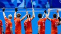 PARIJS - De hockeyheren tijdens het Nederlandse volkslied voorafgaand aan de eerste groepswedstrijd op de Olympische Spelen van de Nederlandse hockeymannen tegen Frankrijk. ANP REMKO DE WAAL