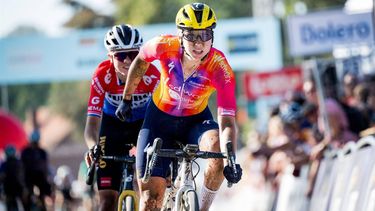 Dutch Lorena Wiebes celebrates as she crosses the finish line to win the women's elite race at the European Gravel cycling Championships, in Heverlee, on October 1, 2023. 
JASPER JACOBS / Belga / AFP