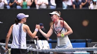 epa12686317 Iga Swiatek (L) of Poland congratulates Elena Rybakina of Kazakhstan on her win in their women’s quarterfinals on day 11 of the 2026 Australian Open tennis tournament at Melbourne Park in Melbourne, Australia, 28 January 2026.  EPA/JAMES ROSS AUSTRALIA AND NEW ZEALAND OUT