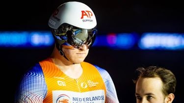 APELDOORN - Jeffrey Hoogland in actie tijdens de first round sprint bij de UCI Track Champions League in Omnisport. Het is de tweede baanwielren wedstrijd uit een reeks van vijf. ANP IRIS VAN DEN BROEK