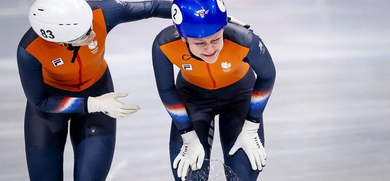 MILAAN - Xandra Velzeboer wordt getroost door Selma Poutsma na afloop van de B finale van mixed relay in de Milano Ice Skating Area, tijdens de Olympische Winterspelen. SEM VAN DER WAL / ANP