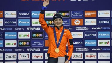 epa11156421 Irene Schouten of the Netherlands celebrates her gold medal in the Women's 3000m event at the ISU World Speed Skating Single Distances Championships in Calgary, Canada, 15 February 2024.  EPA/TODD KOROL