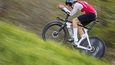 2023-04-25 17:40:45 epa10591115 Swiss rider Jan Christen of Swiss Cycling National team in action during the prologue, a 6.82 km individual time trial, of the 76th Tour de Romandie cycling race, in Port Valais, Switzerland, 25 April 2023.  EPA/Valentin Flauraud